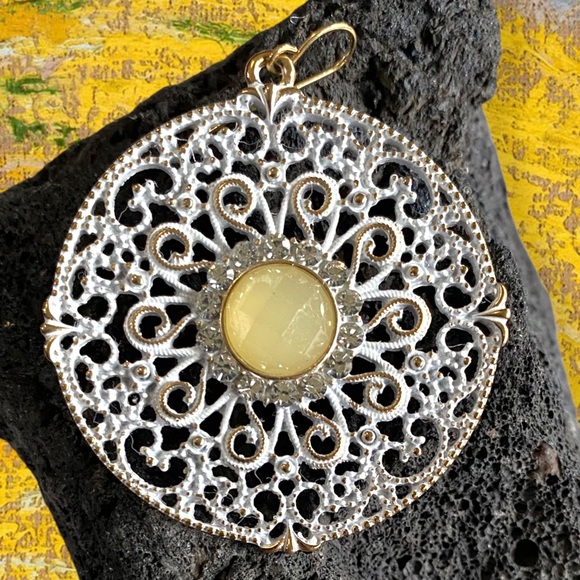 CARVED METAL HOOK EARRINGS RHINESTONE WHITEWASHED DANGLE ROUND BEIGE GEMSTONE CT - Picture 2 of 4